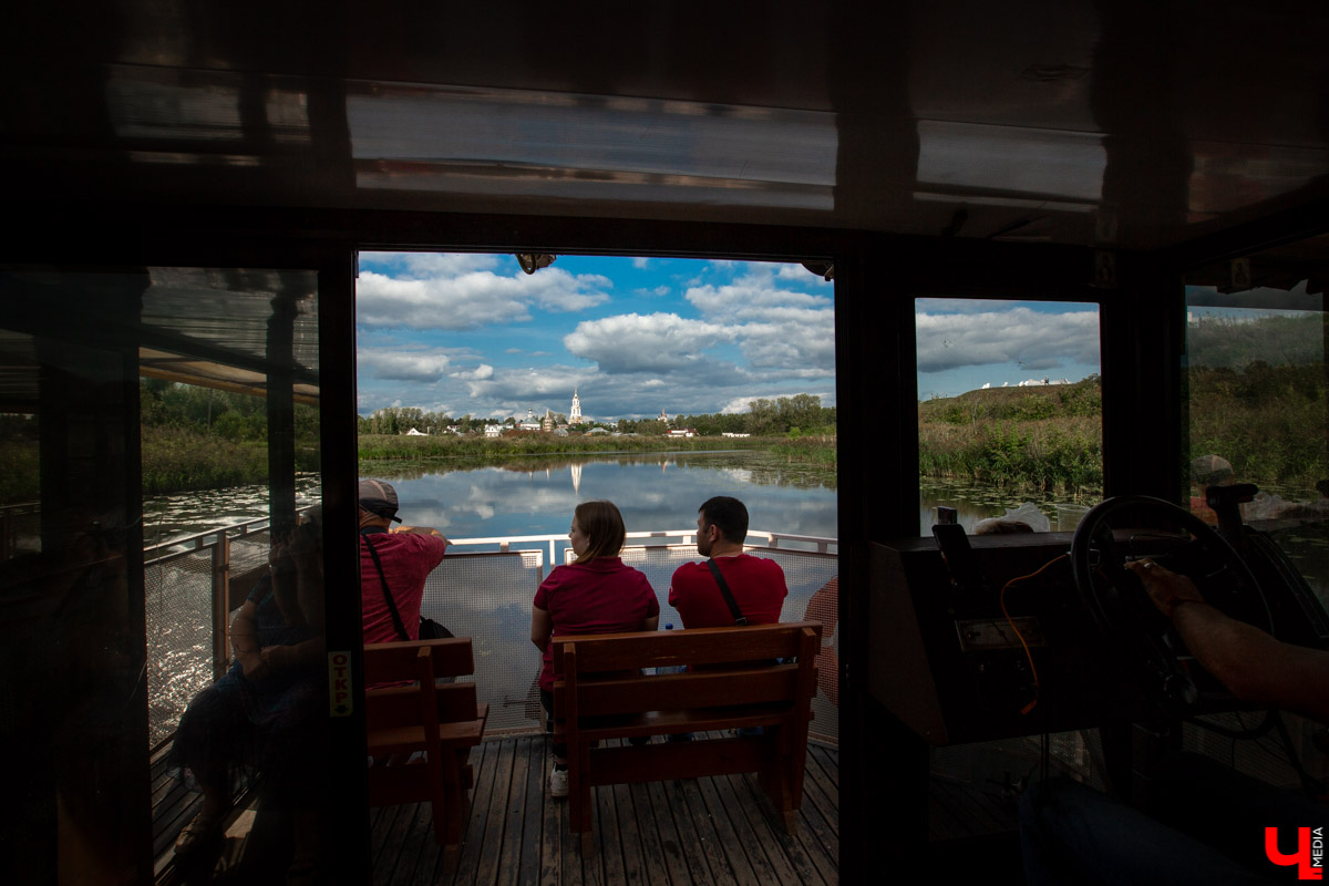 В Суздале устраивают необычные экскурсии - по реке Каменка плавает речной трамвайчик “Колибри”. О нем рассказал его создатель Алексей Полтев