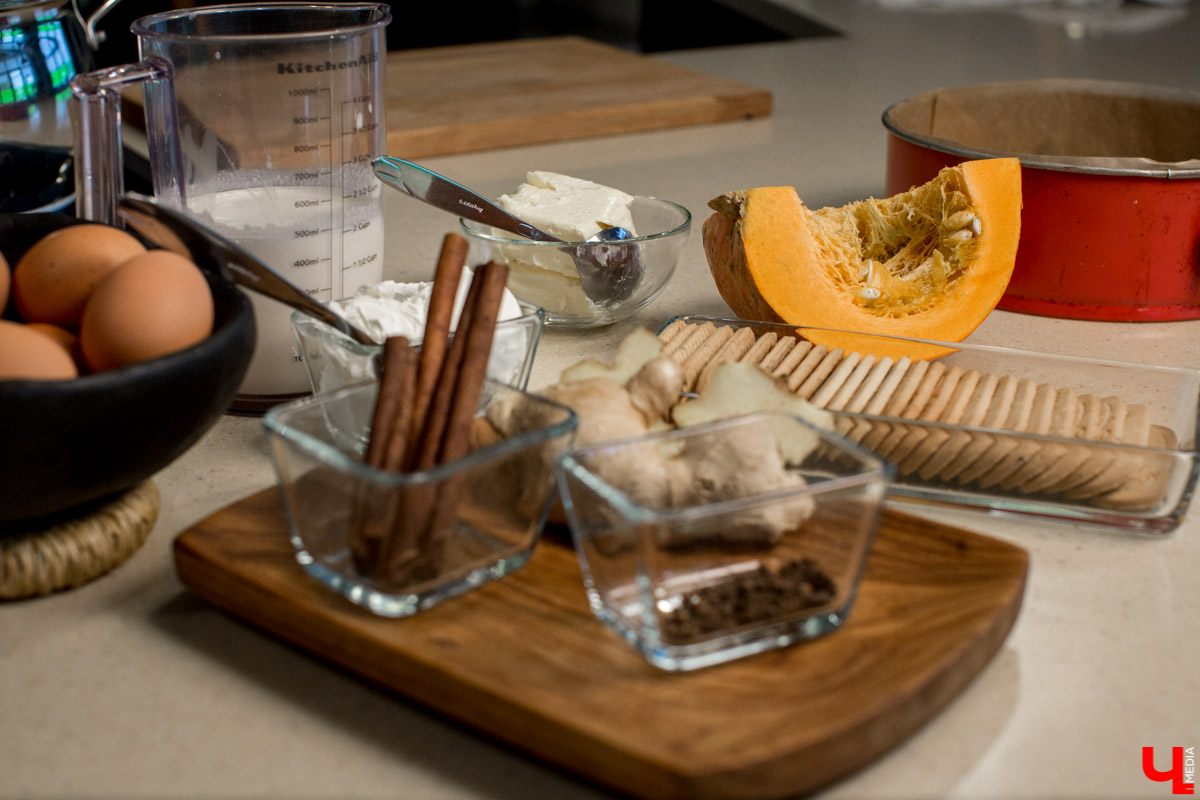 Шеф Дмитрий Орловский показал певцу Дмитрию Захария, как приготовить из тыквы крем-суп и чизкейк с меренгой