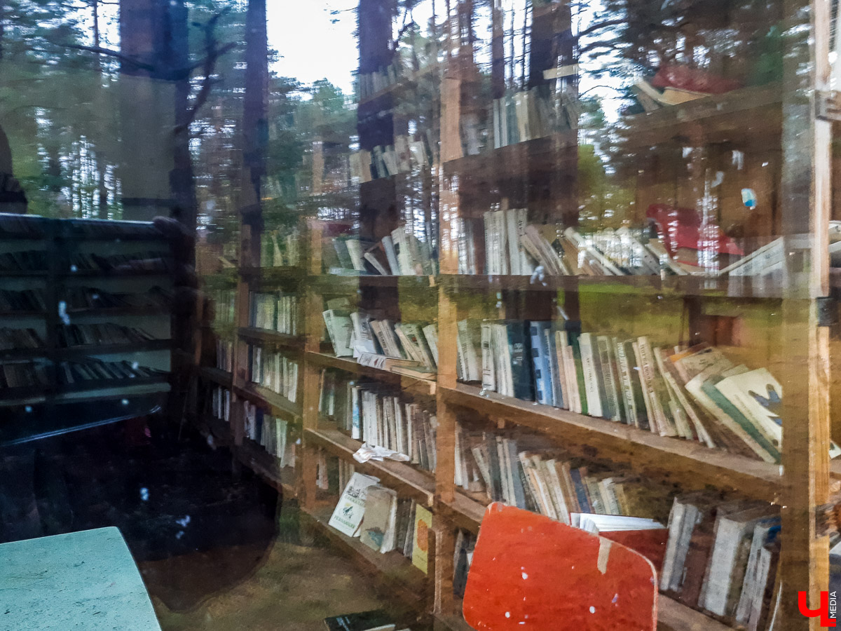 В лесу в Суздальском районе мы случайно набрели на пионерский лагерь “Юность”, который несколько лет простоял заброшенным. Мародеры до него не добрались, а потому постройки остались целыми