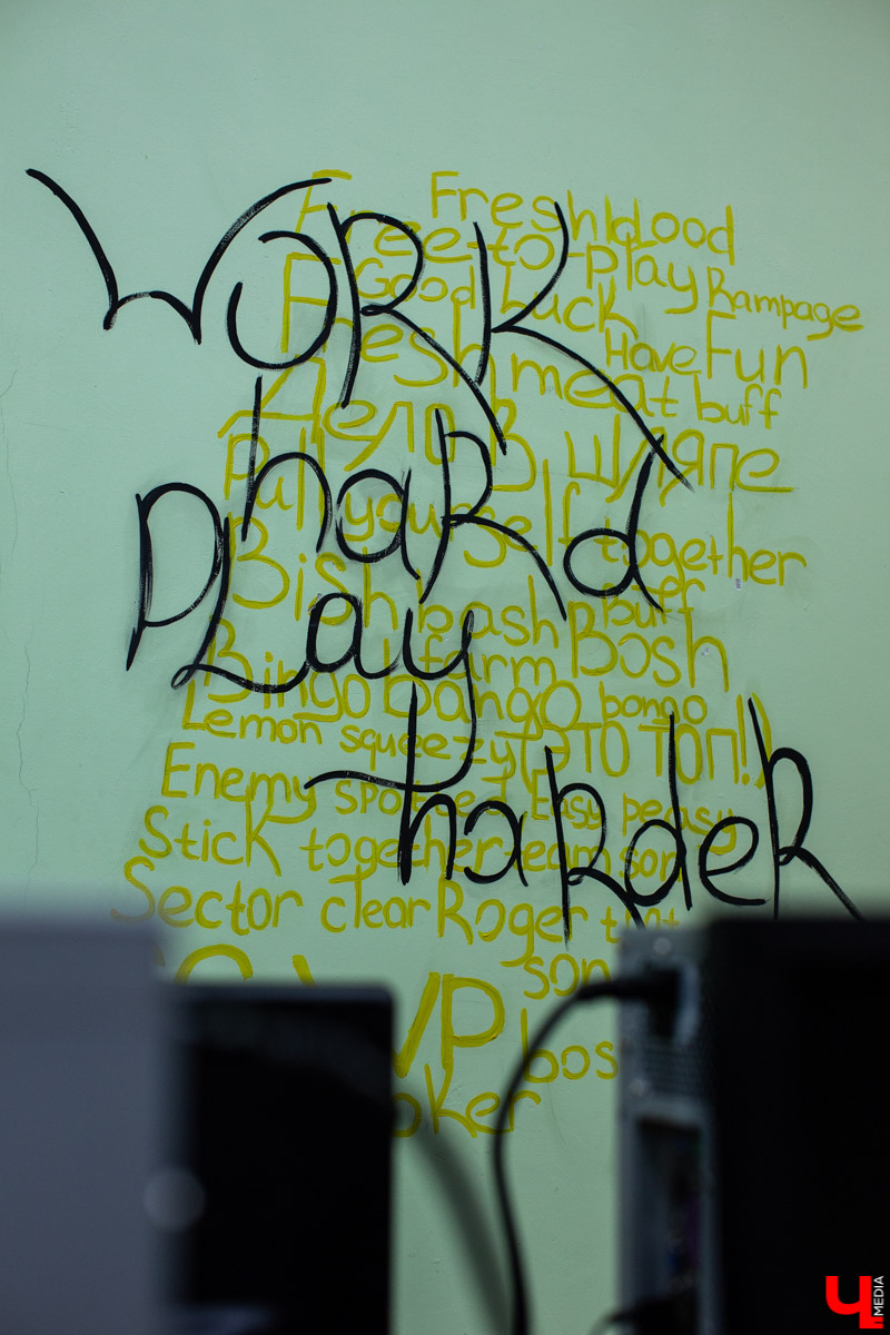 Во Владимире открылась первая в регионе школа киберспорта. Чем в ней занимаются? И только ли играм учатся спортсмены? Интервью с президентом регионального отделения Федерации компьютерного спорта РФ Денисом Подоляко