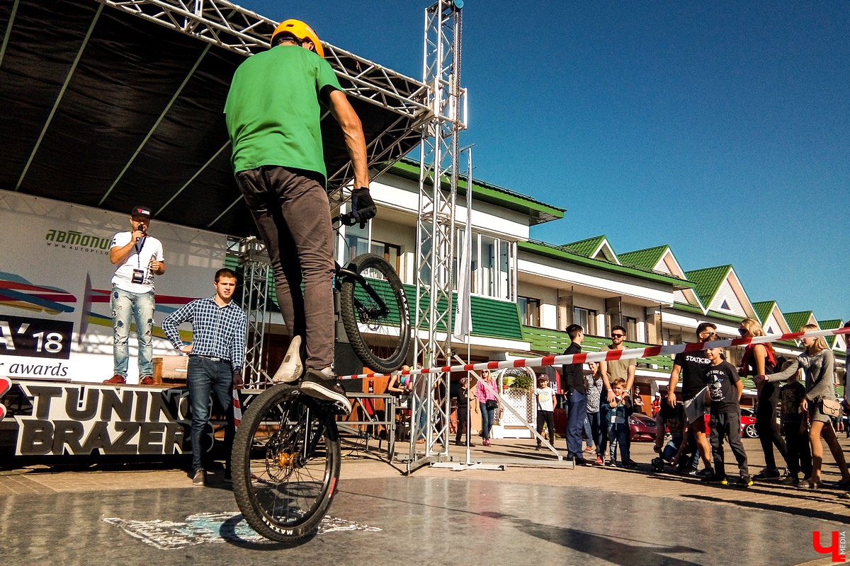 15 и 16 сентября в Суздале прошел фестиваль автомобильного тюнинга Tuning Car Awards. На него съехалось больше 100 машин со всей России