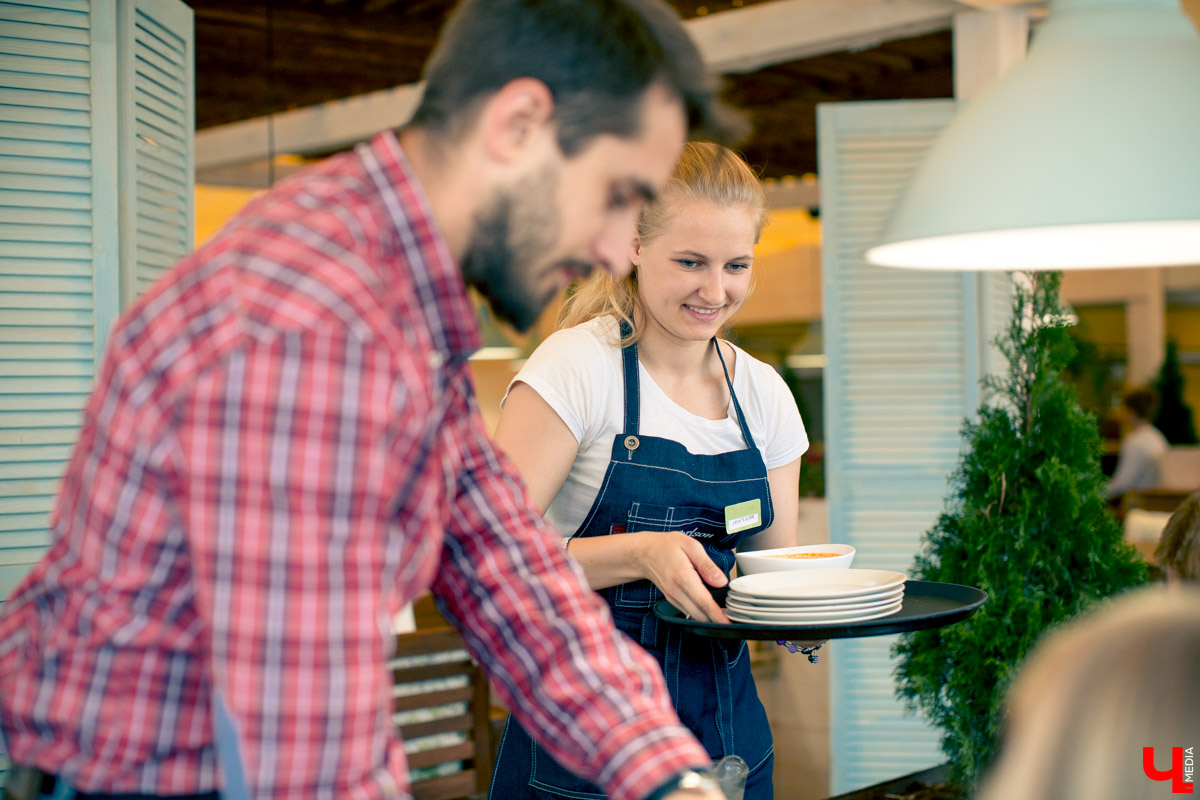 Блогеры посетили кафе Carlson Veranda и дали свою оценку кухне, персоналу и обстановке, а также насладились шикарным видом на закатное небо Владимира