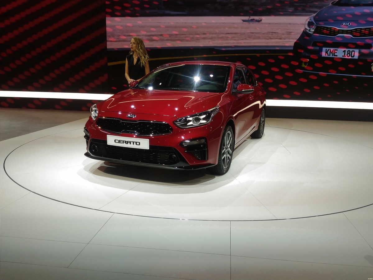 С 31 августа по 9 сентября в Крокус Экспо проходил Московский международный автомобильный салон 2018. Автоэксперт Андрей Даведьянов побывал на выставке и рассказал о том, что ждет автолюбителей в недалеком будущем