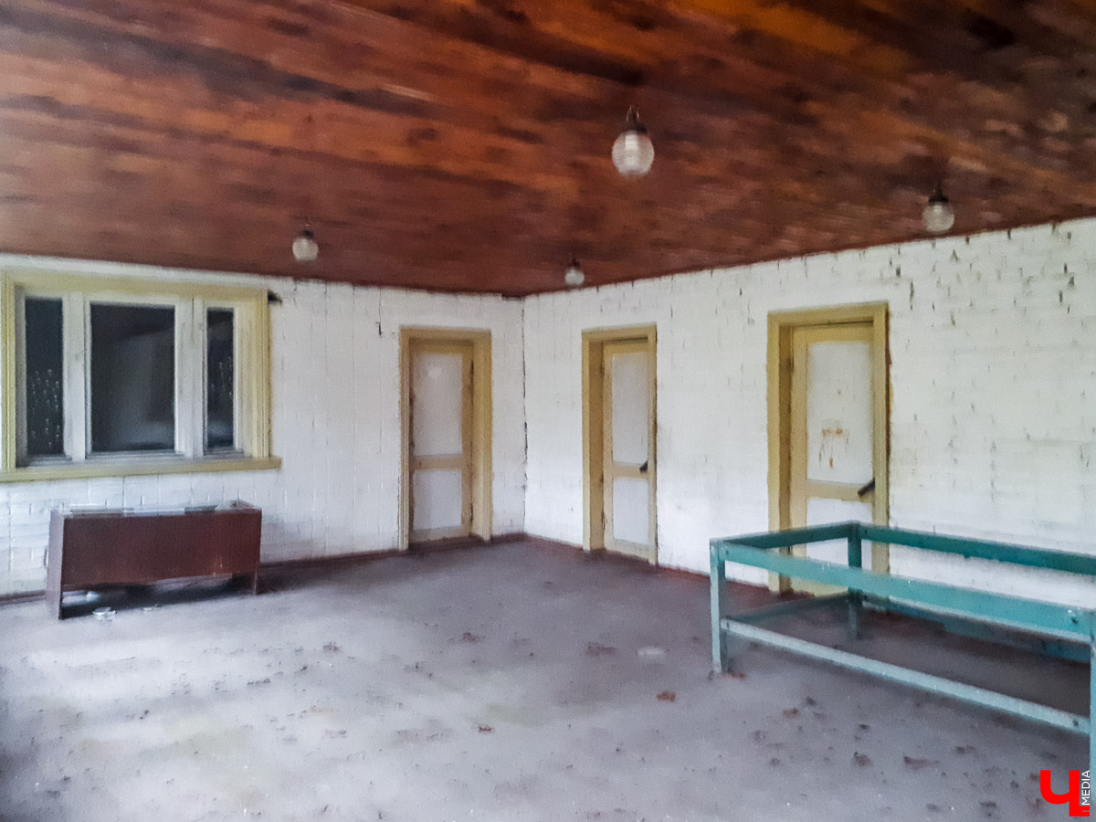 В лесу в Суздальском районе мы случайно набрели на пионерский лагерь “Юность”, который несколько лет простоял заброшенным. Мародеры до него не добрались, а потому постройки остались целыми