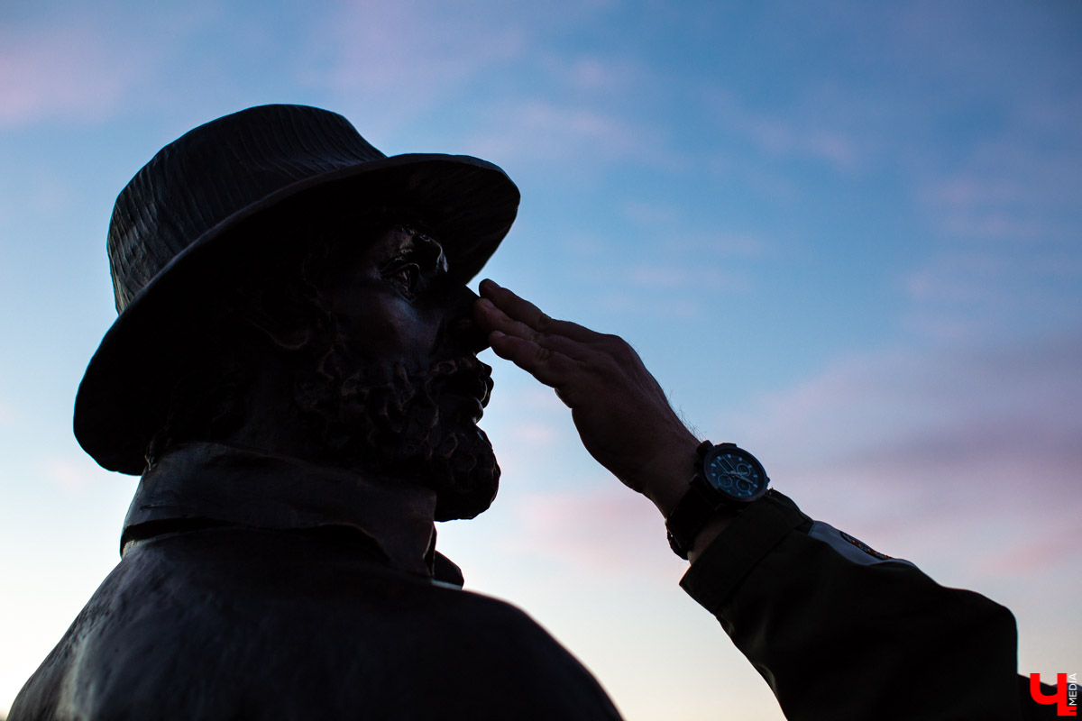 18 сентября во Владимире, около драмтеатра, открыли новый памятник. Он посвящен провинциальным актерам Счастливцеву и Несчастливцеву