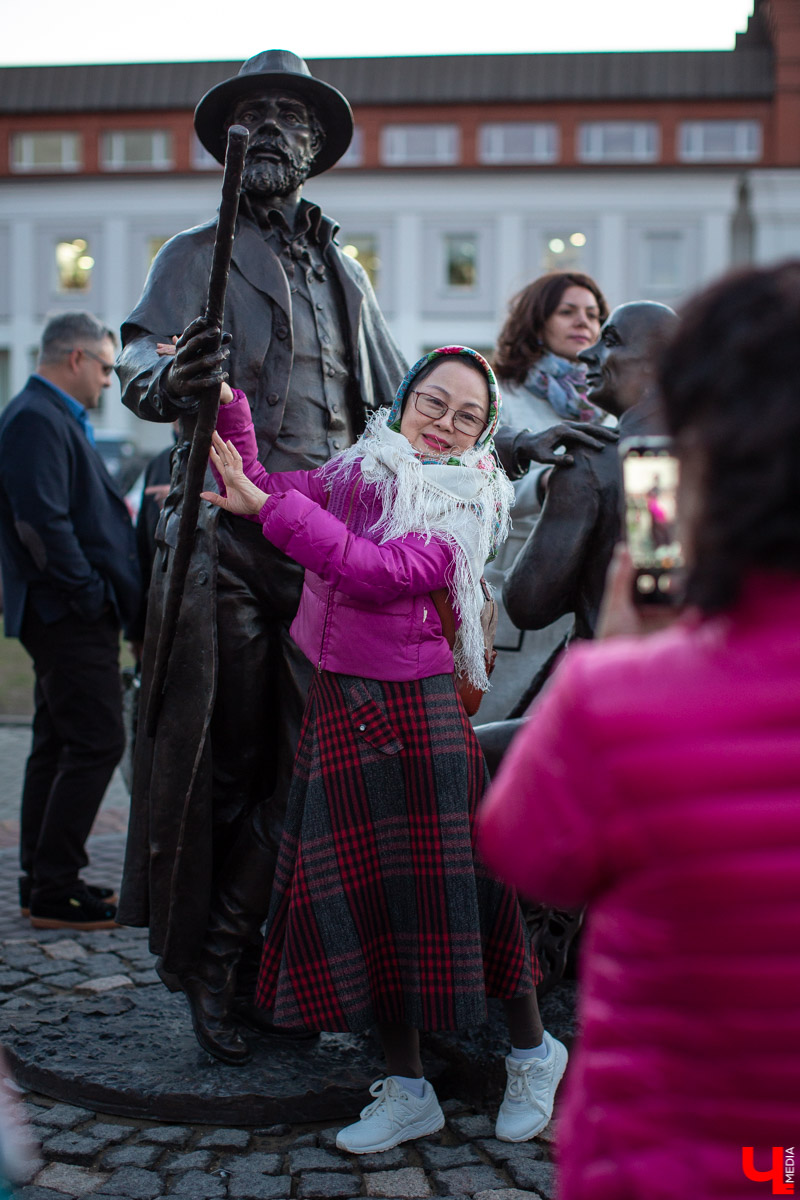 18 сентября во Владимире, около драмтеатра, открыли новый памятник. Он посвящен провинциальным актерам Счастливцеву и Несчастливцеву