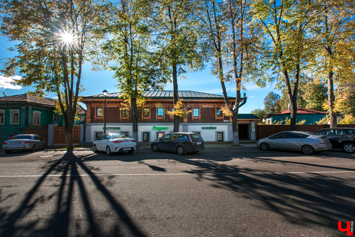 Журналист “Ключ-Медиа” отправилась на экскурсию в суздальский ресторан “Огурец” и узнала, как создавался дизайн интерьера этого заведения, какие самые необычные блюда входят в меню и где закупаются ингредиенты для них