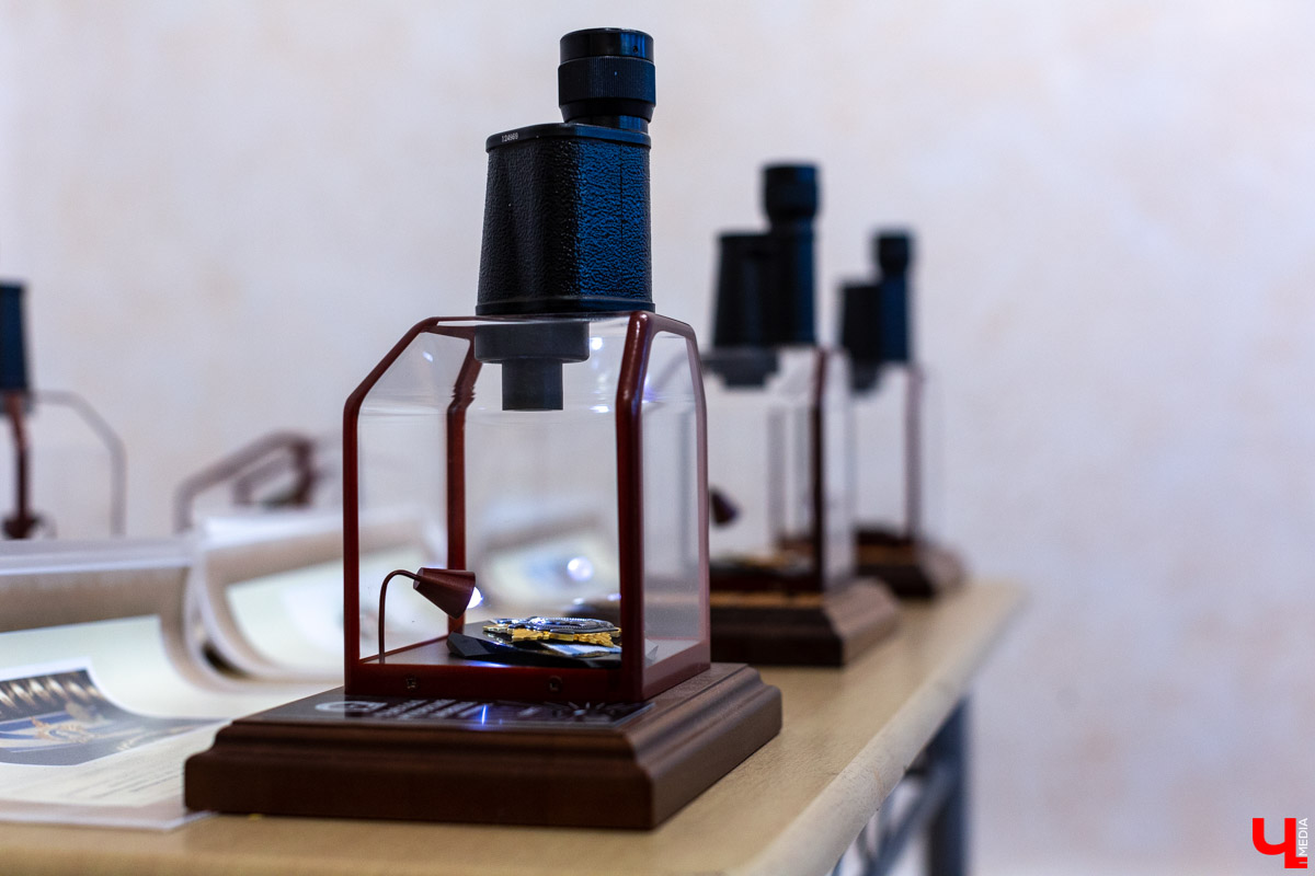 До 18 августа во Владимире можно увидеть подкованную блоху и другие микроминиатюры русского мастера Владимира Анискина. Корреспондент “Ключ-Медиа” побывал на выставке и сделал фоторепортаж