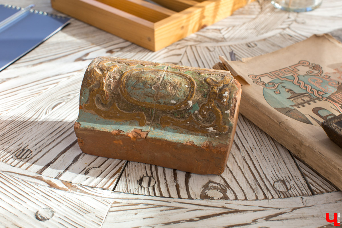 Гид Денис Лапин провел необычную экскурсию по Суздалю. Он показал журналисту Ключ-Медиа загадочные провалы, тайные подземелья и древние вещи, найденные местными жителями