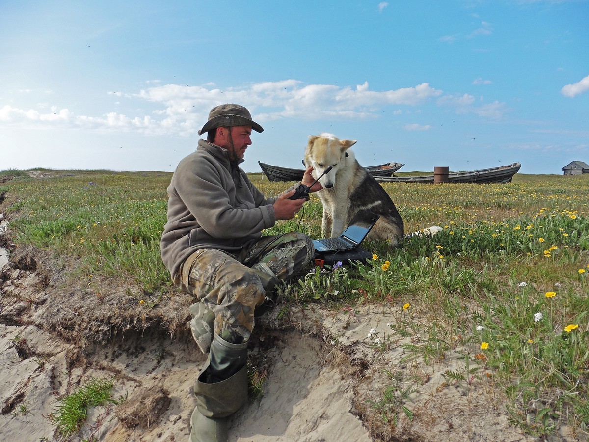Капитан тримарана “Пола” Дмитрий Козлов, совершивший путешествие из Баренцева в Белое море, рассказал о том, страшно ли двое суток идти в шторм, стоит ли бояться медведей и какая рыба клюет в северном океане