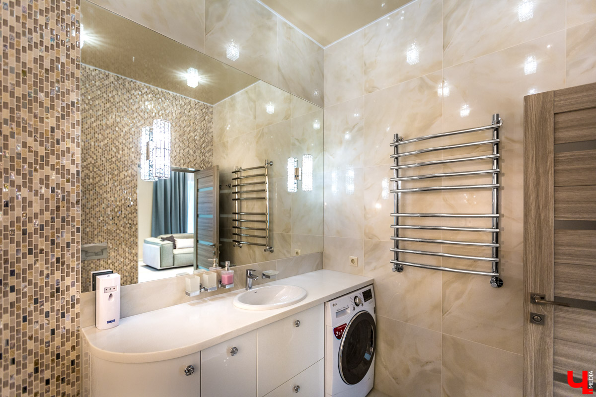 Архитектор-дизайнер Наталья Корешкова провела экскурсию по одному из самых роскошных офисов Владимира, в котором есть даже “золотой” туалет и джакузи