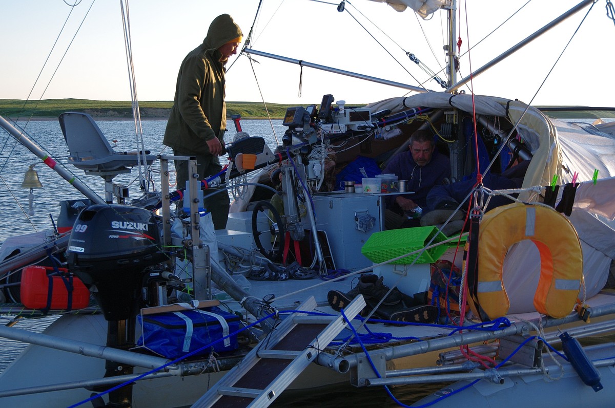 Капитан тримарана “Пола” Дмитрий Козлов, совершивший путешествие из Баренцева в Белое море, рассказал о том, страшно ли двое суток идти в шторм, стоит ли бояться медведей и какая рыба клюет в северном океане