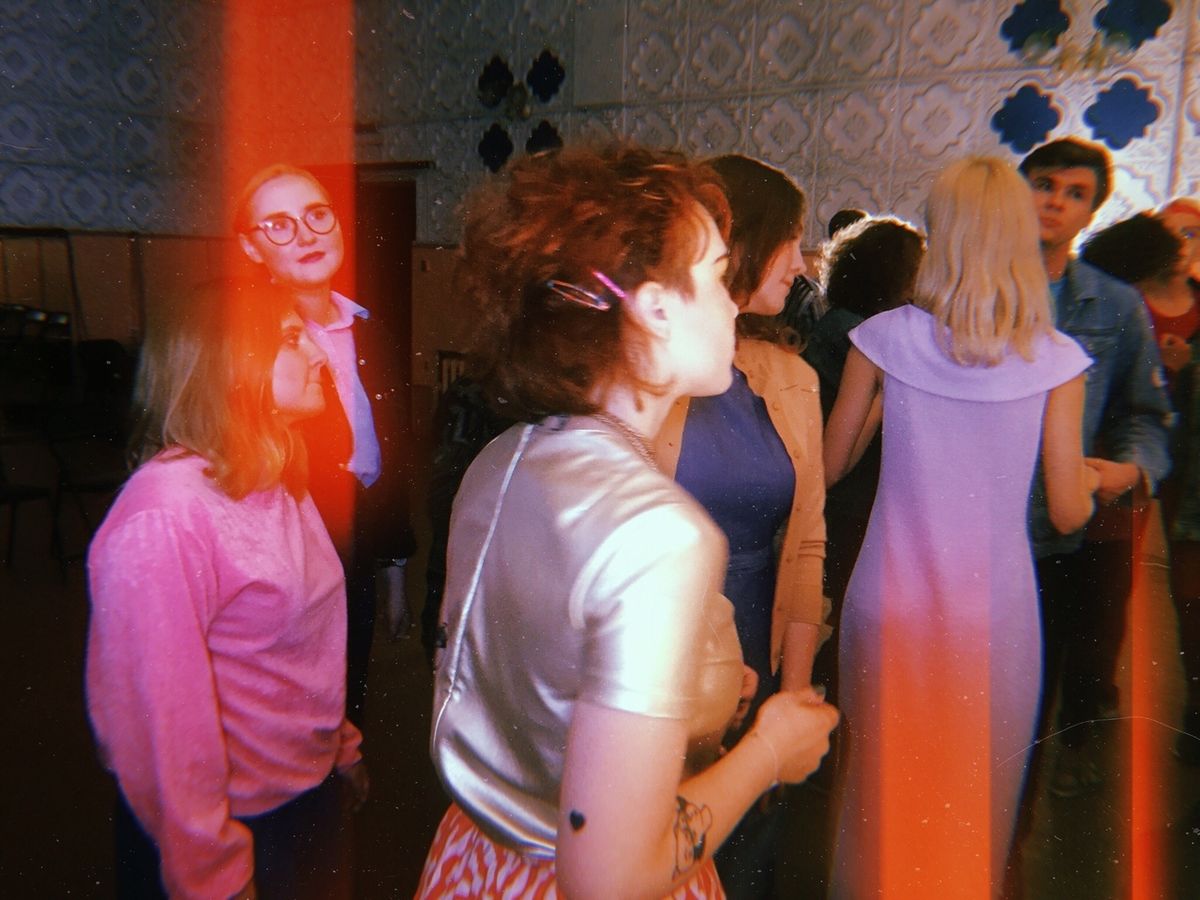 Группа “Море” сняла новый клип в “советском стиле”. 9-минутный ролик рассказывает историю о непредсказуемой женской природе. В съемках приняли участие порядка 40 человек