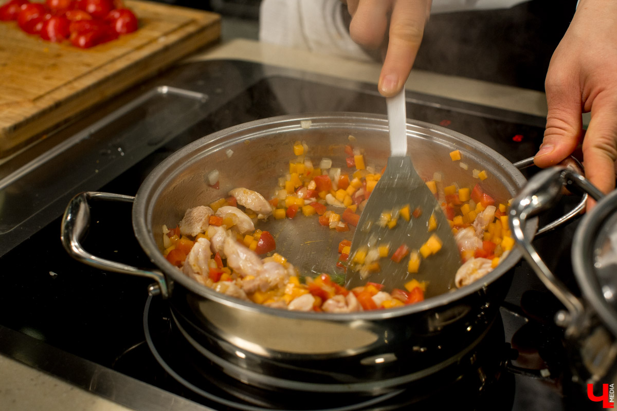 Шеф студии “Roulet” Дмитрий Орловский учит ведущую, путешественницу и гурмана Карину Васильеву готовить настоящую испанскую паэлью с русским колоритом