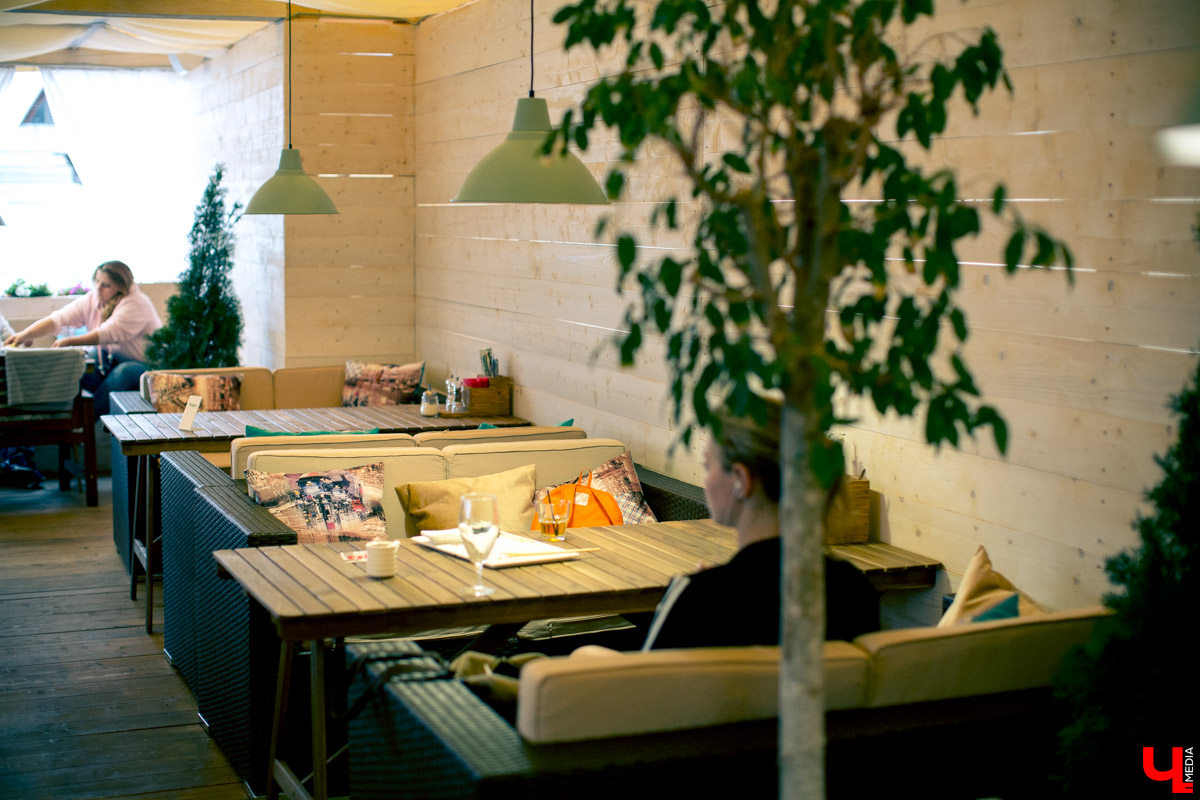 Блогеры посетили кафе Carlson Veranda и дали свою оценку кухне, персоналу и обстановке, а также насладились шикарным видом на закатное небо Владимира