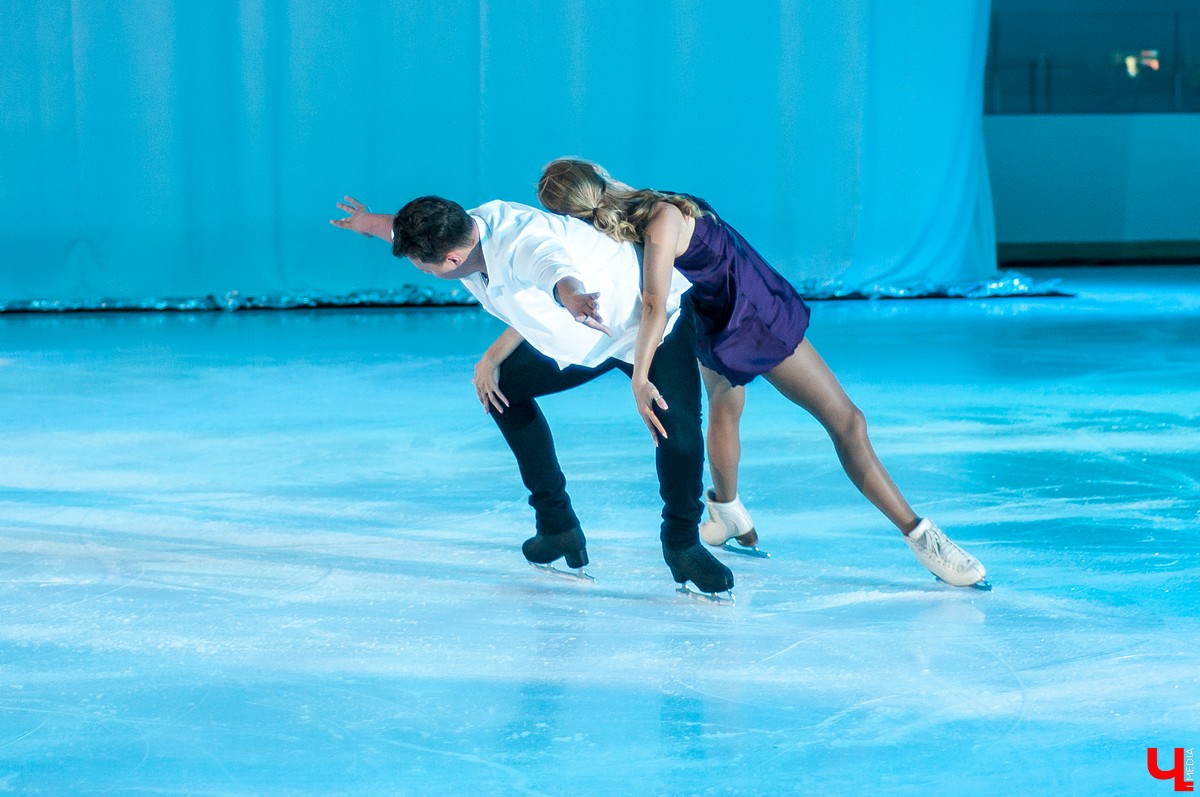 25 августа в городе открылся новый ледовый комплекс “Владимир”. На его открытие приехали известный советский хоккеист Александр Якушев и не менее известный художник Никас Сафронов