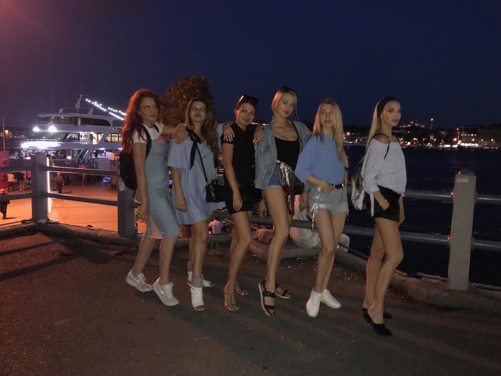 Влада Пайзулаева из Владимира оригинально отметила свой юбилей. Она с шестью подругами отправилась в Грузию, а оттуда в Турцию. Как отрывались девушки - именинница рассказала в интервью