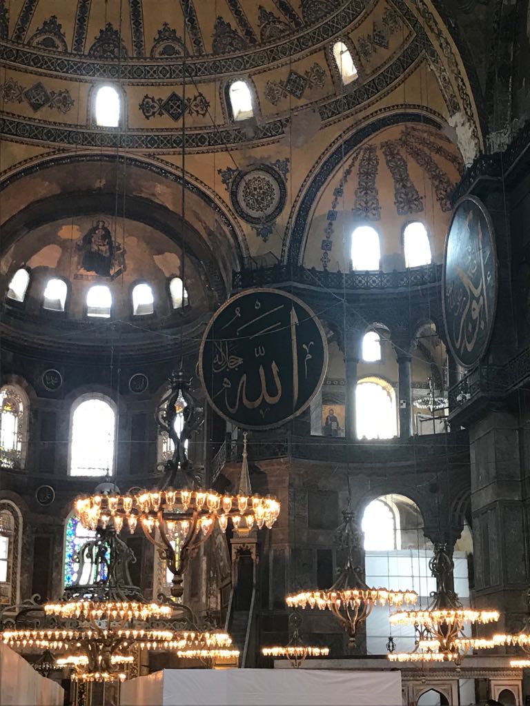 Влада Пайзулаева из Владимира оригинально отметила свой юбилей. Она с шестью подругами отправилась в Грузию, а оттуда в Турцию. Как отрывались девушки - именинница рассказала в интервью