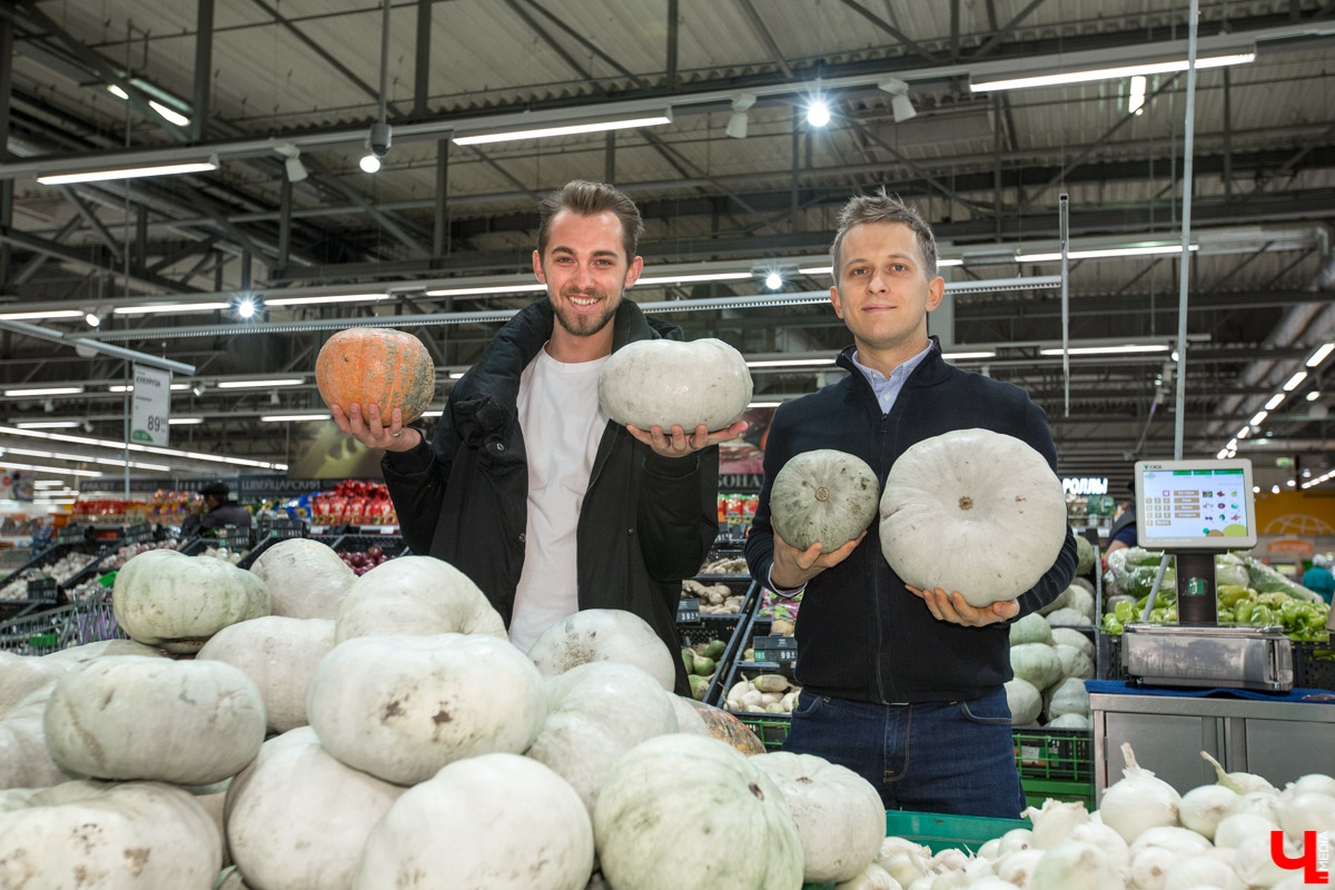 Шеф Дмитрий Орловский показал певцу Дмитрию Захария, как приготовить из тыквы крем-суп и чизкейк с меренгой