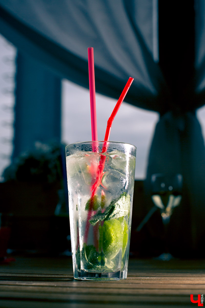 Блогеры посетили кафе Carlson Veranda и дали свою оценку кухне, персоналу и обстановке, а также насладились шикарным видом на закатное небо Владимира