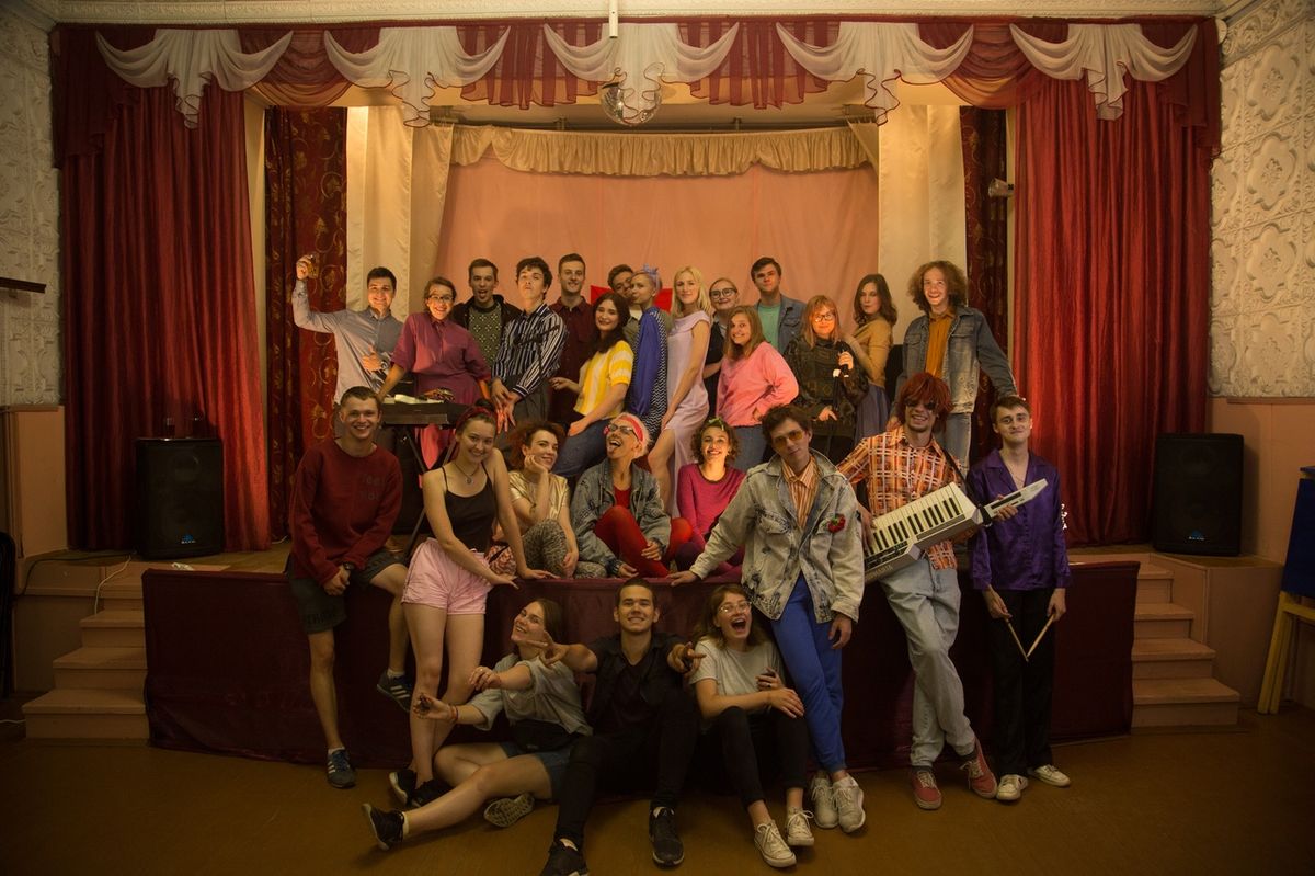 Группа “Море” сняла новый клип в “советском стиле”. 9-минутный ролик рассказывает историю о непредсказуемой женской природе. В съемках приняли участие порядка 40 человек