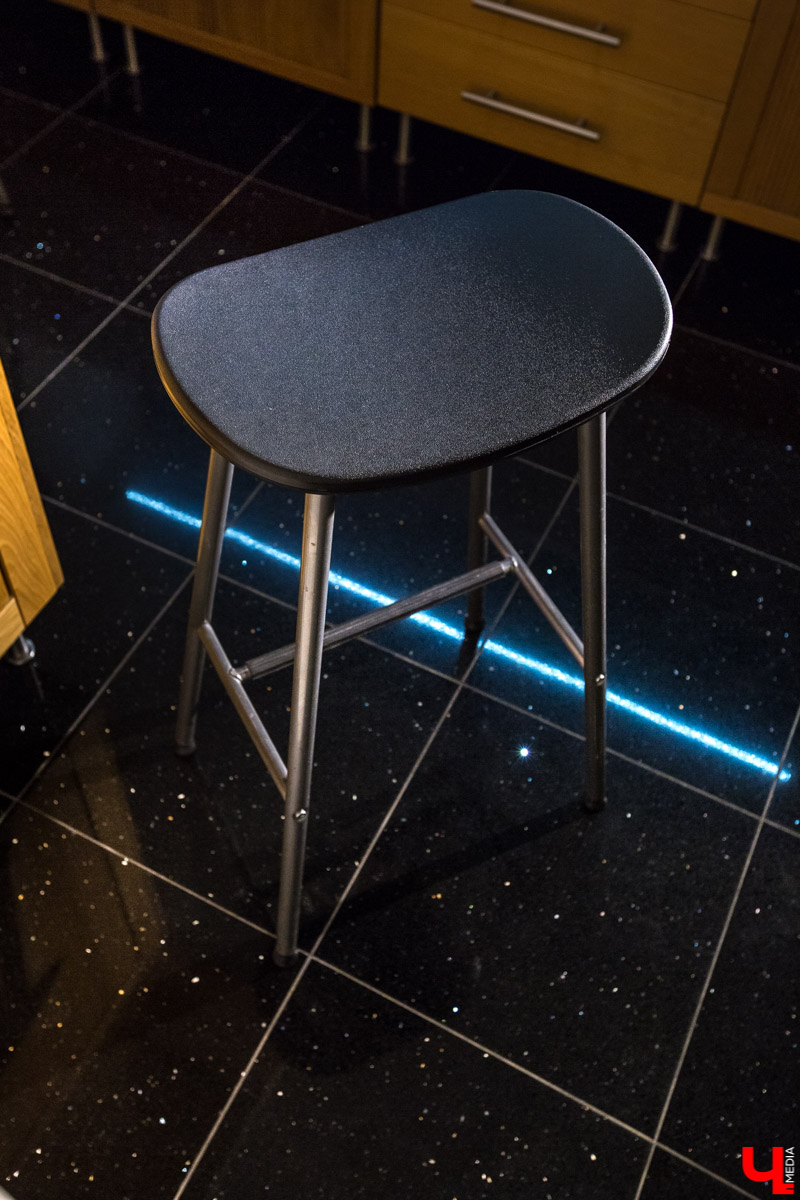 Продолжаем рубрику “Интерьер недели”. На днях мы заглянули в гости к Алексею Веденееву, адвокату, чей офис не похож на типичную юридическую контору