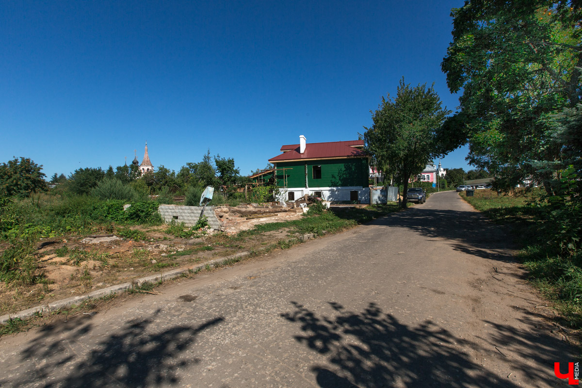 Гид Денис Лапин провел необычную экскурсию по Суздалю. Он показал журналисту Ключ-Медиа загадочные провалы, тайные подземелья и древние вещи, найденные местными жителями