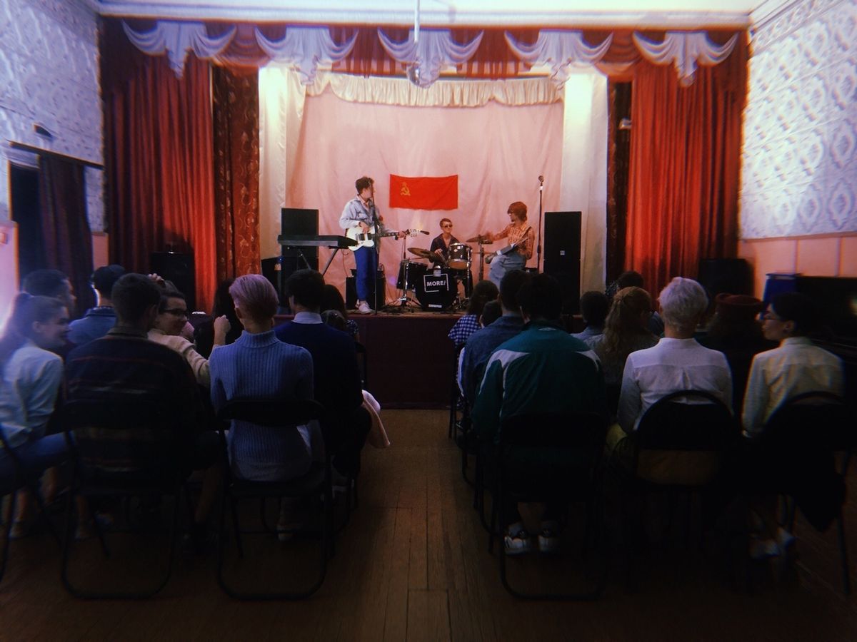 Группа “Море” сняла новый клип в “советском стиле”. 9-минутный ролик рассказывает историю о непредсказуемой женской природе. В съемках приняли участие порядка 40 человек