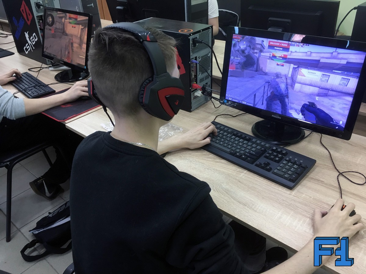 Во Владимире открылась первая в регионе школа киберспорта. Чем в ней занимаются? И только ли играм учатся спортсмены? Интервью с президентом регионального отделения Федерации компьютерного спорта РФ Денисом Подоляко