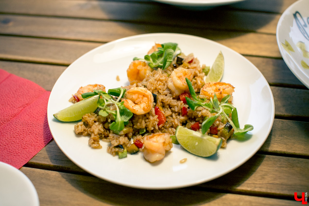 Блогеры посетили кафе Carlson Veranda и дали свою оценку кухне, персоналу и обстановке, а также насладились шикарным видом на закатное небо Владимира