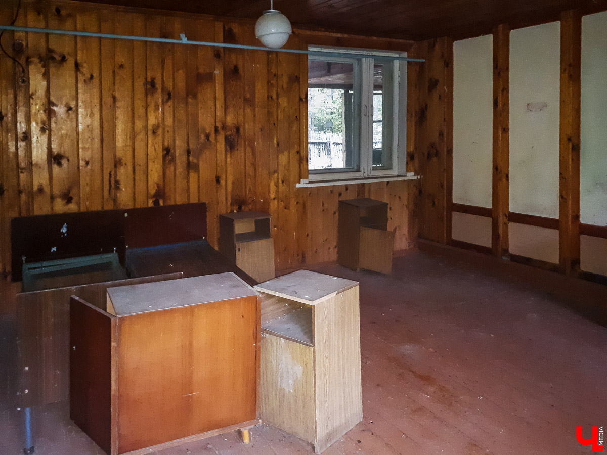 В лесу в Суздальском районе мы случайно набрели на пионерский лагерь “Юность”, который несколько лет простоял заброшенным. Мародеры до него не добрались, а потому постройки остались целыми