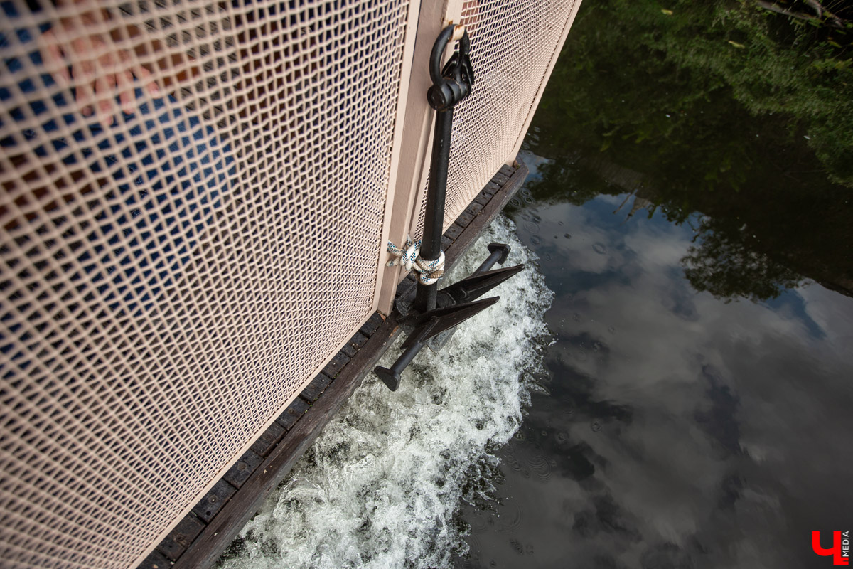 В Суздале устраивают необычные экскурсии - по реке Каменка плавает речной трамвайчик “Колибри”. О нем рассказал его создатель Алексей Полтев