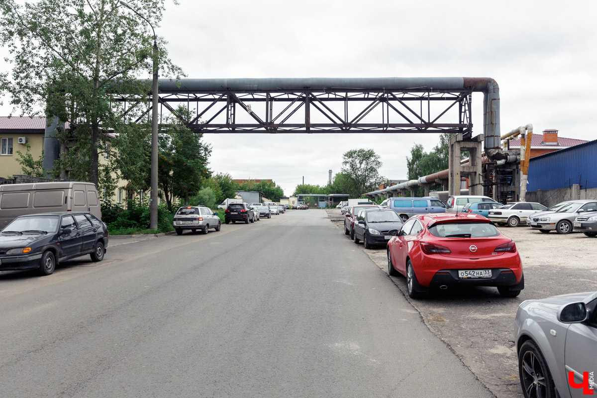 Корреспондент “Ключ-Медиа” прогулялась по улице Северной с двумя жительницами Владимира. Жена и мама малыша, а также не обремененная семейными обязательствами молодая девушка - обе высказали свою точку зрения о жизни в этом районе