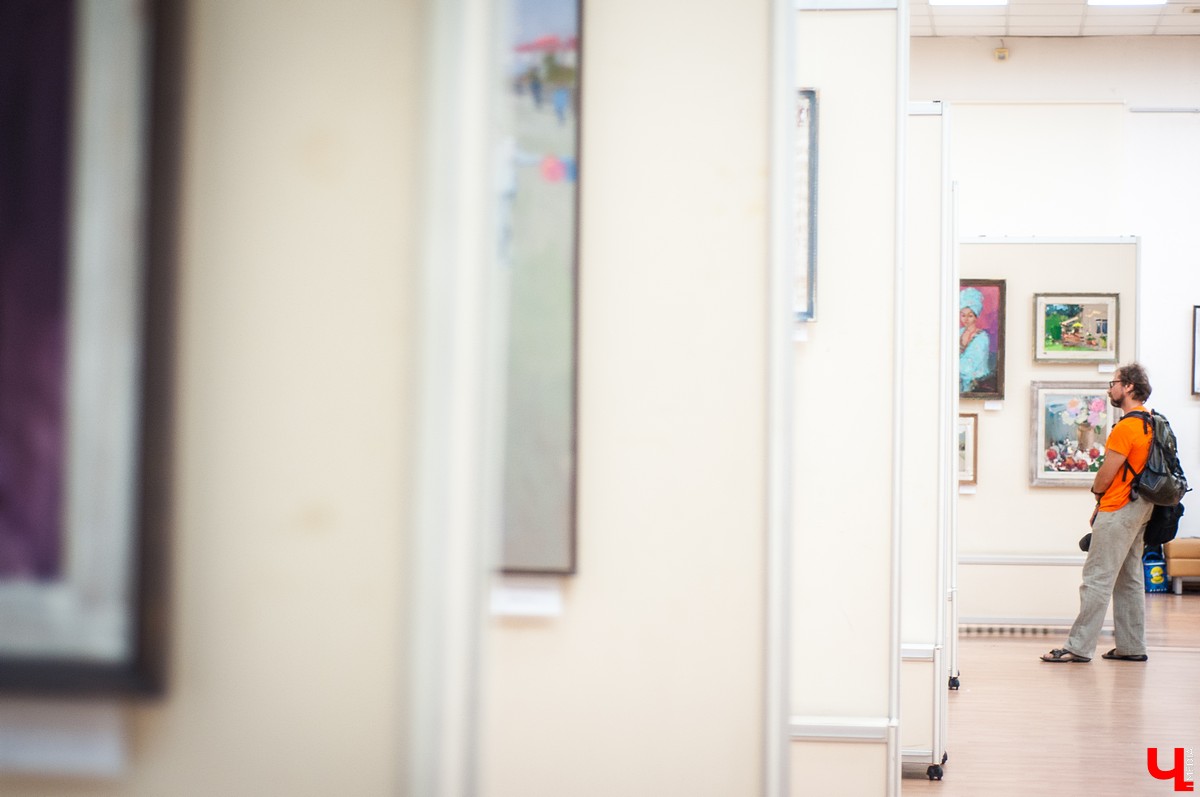 2 августа художник Вячеслав Короленков впервые представил свои работы во владимирском центре ИЗО. В экспозицию вошли пейзажи, натюрморты и чувственные портреты обнаженных красавиц