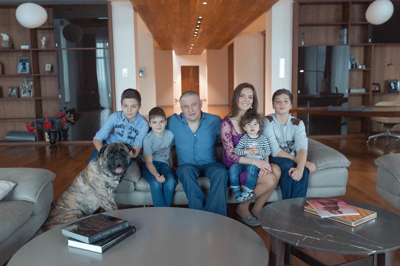 Анна Жукова с семьёй