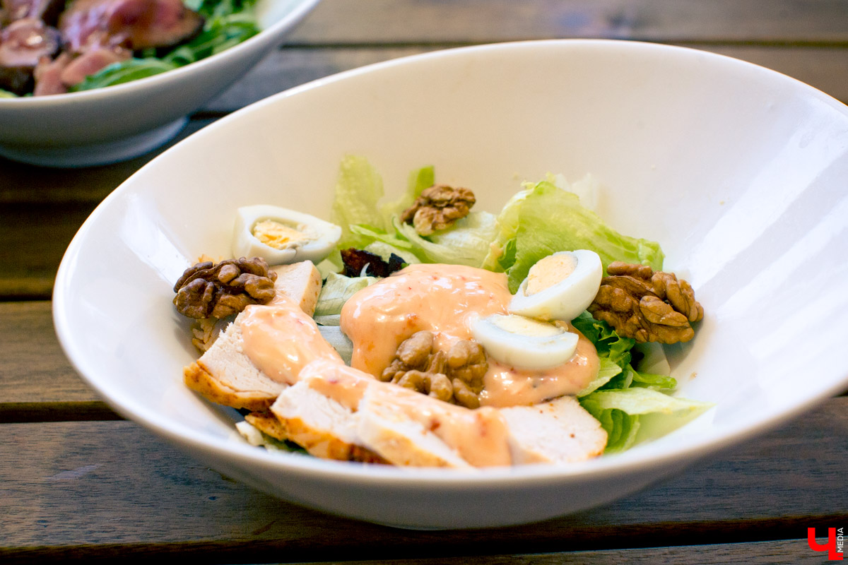 Блогеры посетили кафе Carlson Veranda и дали свою оценку кухне, персоналу и обстановке, а также насладились шикарным видом на закатное небо Владимира