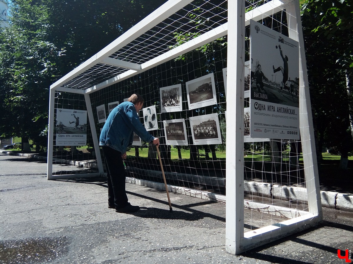В июле в центре Владимира открылась необычная фотовыставка. Она посвящена истории владимирского футбола, начиная с 1911 года