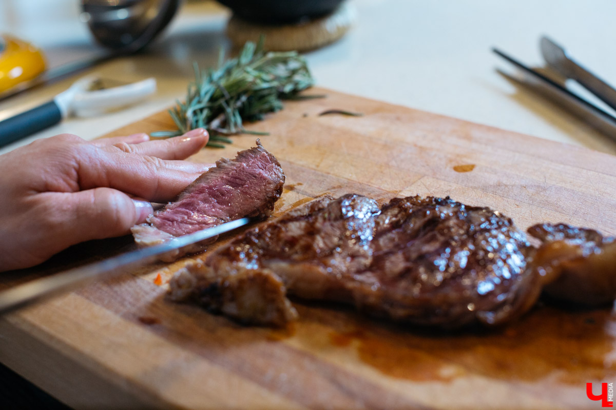 Готовим стейк стриплойн в студии Roulet вместе с шефом Дмитрием Орловским и диджеем Европы плюс Дмитрием Глазковым