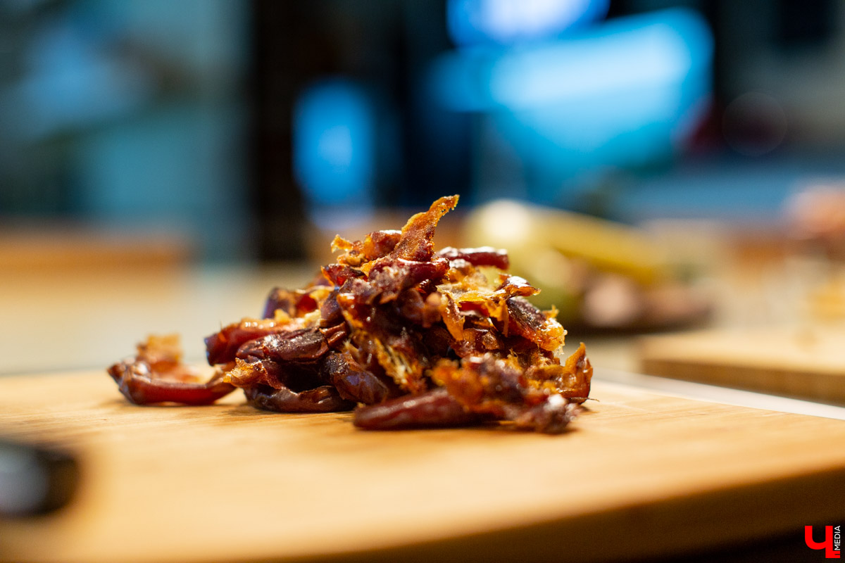 Наталья Лапшина и Анна Шигаева из группы VK “Современные мамы” готовят гранолу с шефом кулинарной студии Roulet Дмитрием Орловским