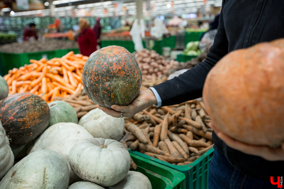 Шеф Дмитрий Орловский показал певцу Дмитрию Захария, как приготовить из тыквы крем-суп и чизкейк с меренгой