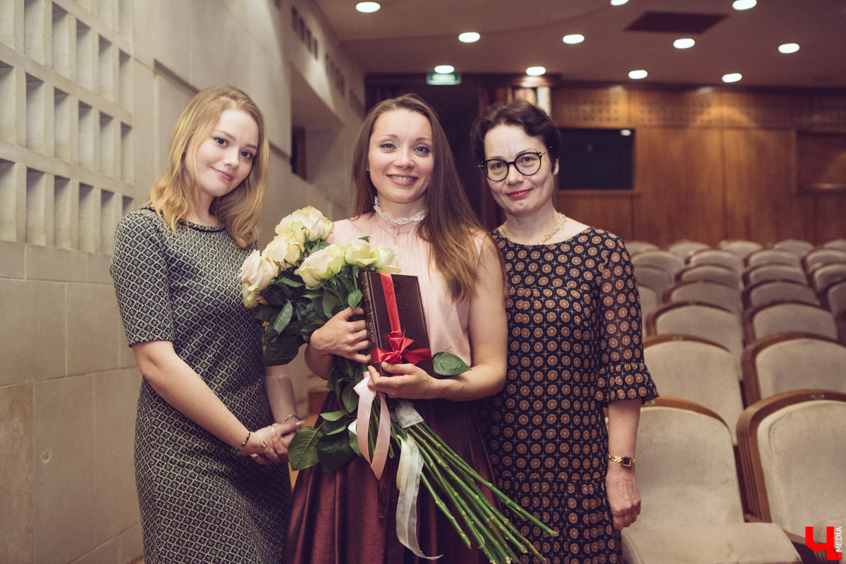 Анна Лузгина с поклонниками