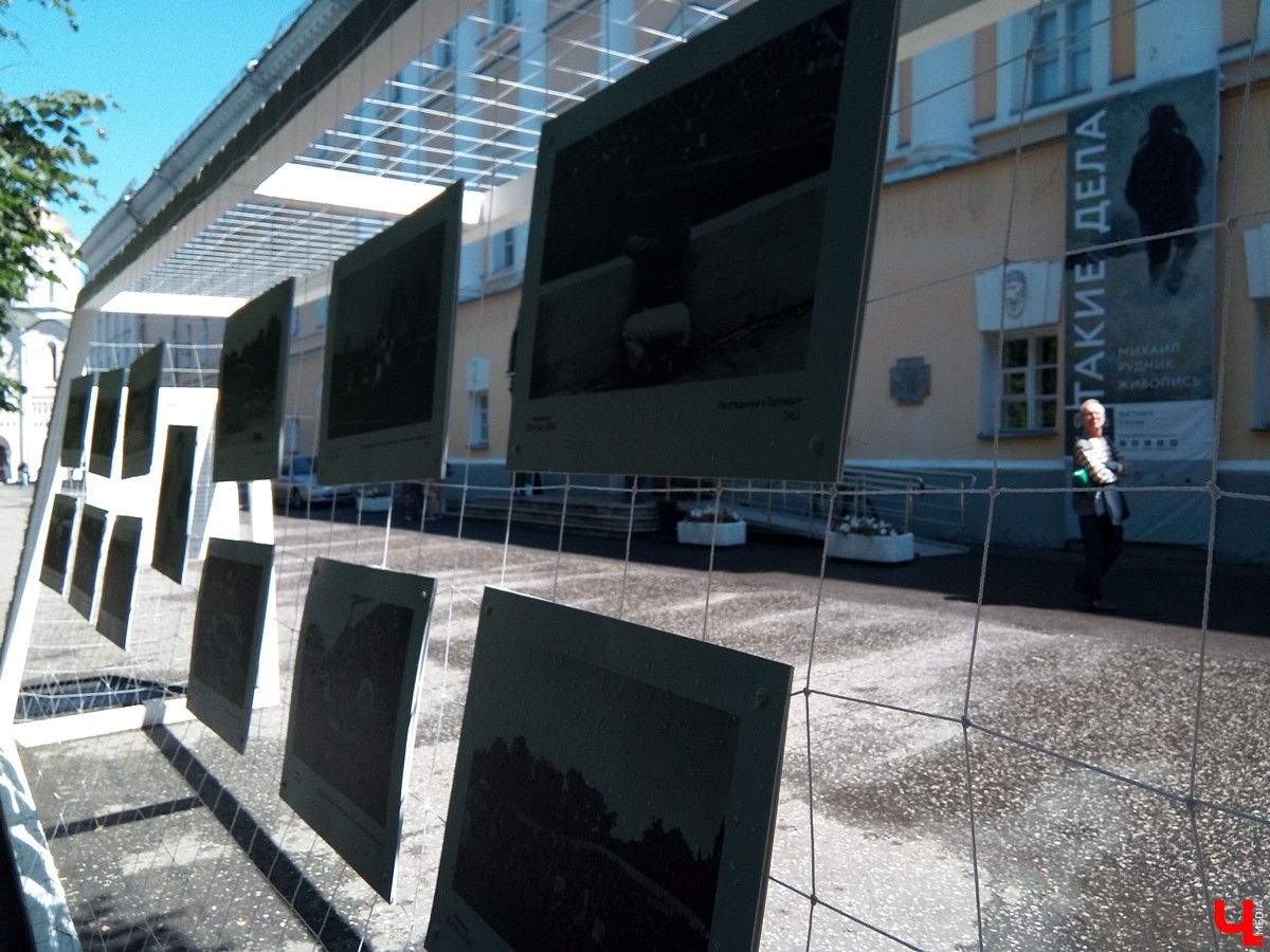 В июле в центре Владимира открылась необычная фотовыставка. Она посвящена истории владимирского футбола, начиная с 1911 года