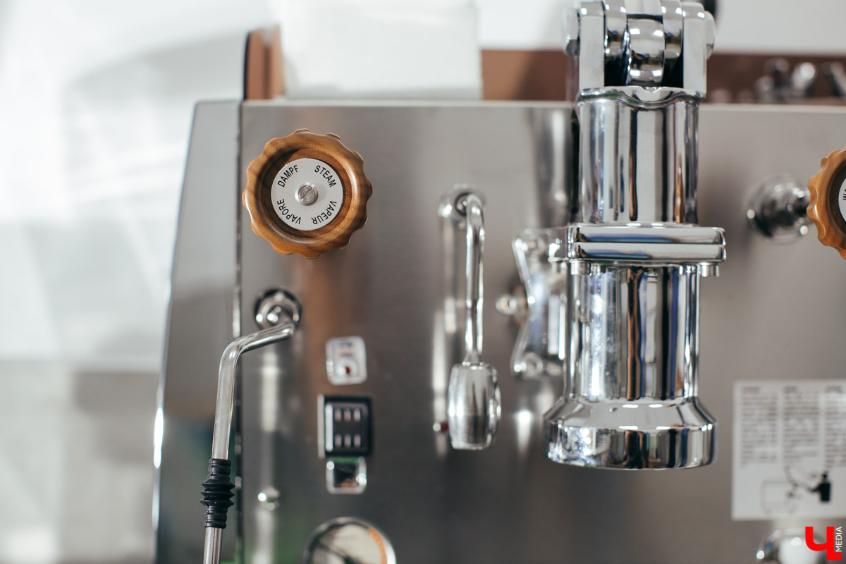 Известный владимирский бариста Дмитрий Баринов с коллегой открывают новое заведение. Новый формат предполагает дегустацию продуктов с использованием сенсорных карт. Все подробности пока держатся в тайне