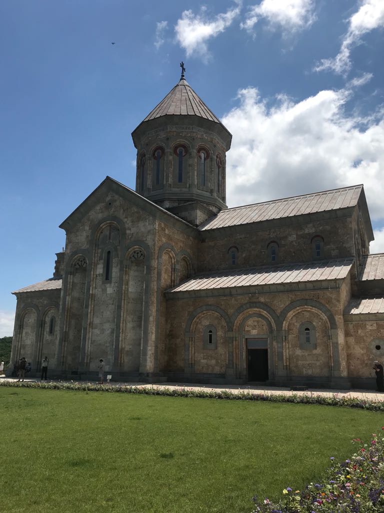 Влада Пайзулаева из Владимира оригинально отметила свой юбилей. Она с шестью подругами отправилась в Грузию, а оттуда в Турцию. Как отрывались девушки - именинница рассказала в интервью