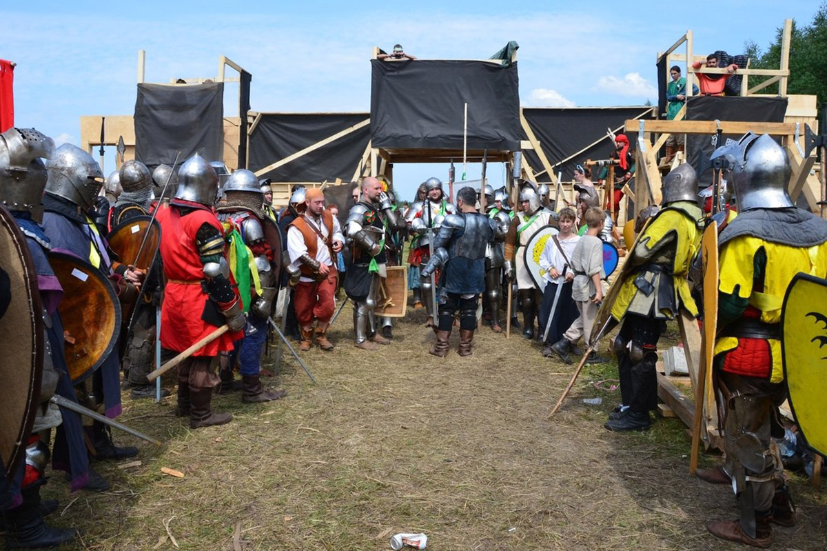 Владимирец Кирилл Николаенко уже 15 лет увлечен ролевыми играми. Что это такое? Чем интересно такое хобби? Насколько затратно? Обо всем этом наш земляк рассказал во время интервью