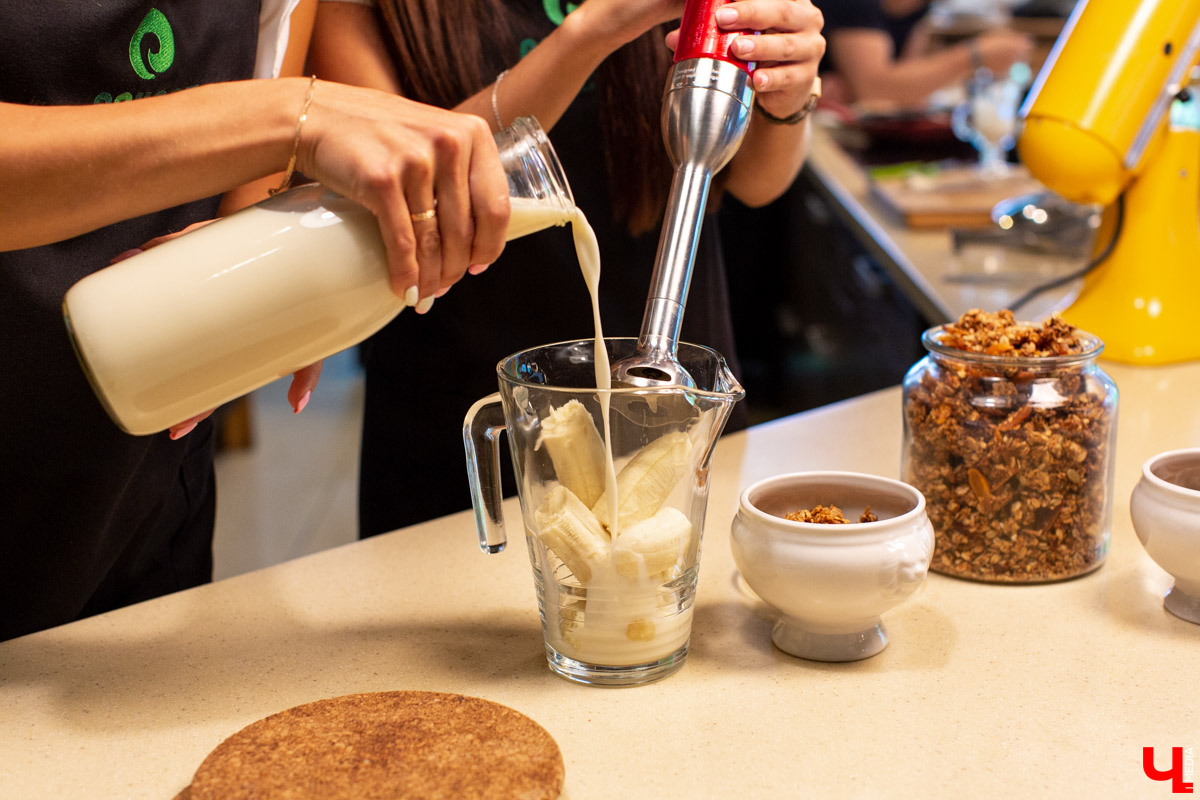 Наталья Лапшина и Анна Шигаева из группы VK “Современные мамы” готовят гранолу с шефом кулинарной студии Roulet Дмитрием Орловским