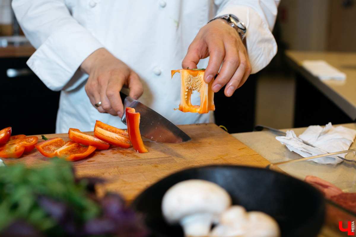 Готовим стейк стриплойн в студии Roulet вместе с шефом Дмитрием Орловским и диджеем Европы плюс Дмитрием Глазковым