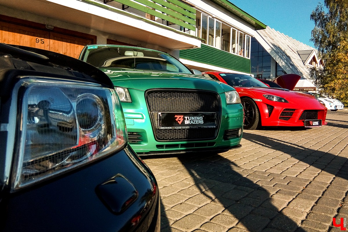 15 и 16 сентября в Суздале прошел фестиваль автомобильного тюнинга Tuning Car Awards. На него съехалось больше 100 машин со всей России