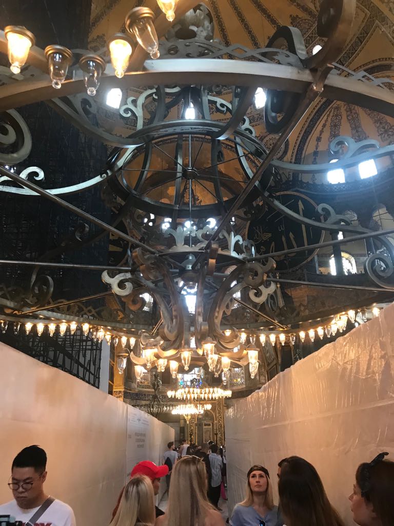 Влада Пайзулаева из Владимира оригинально отметила свой юбилей. Она с шестью подругами отправилась в Грузию, а оттуда в Турцию. Как отрывались девушки - именинница рассказала в интервью