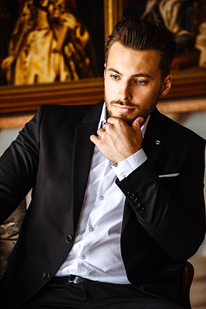 Александр Ломов, закончил ВлГУ и уехал в Москву учиться на медика. Параллельно он строит карьеру модели и актера, а еще снимается в рекламе